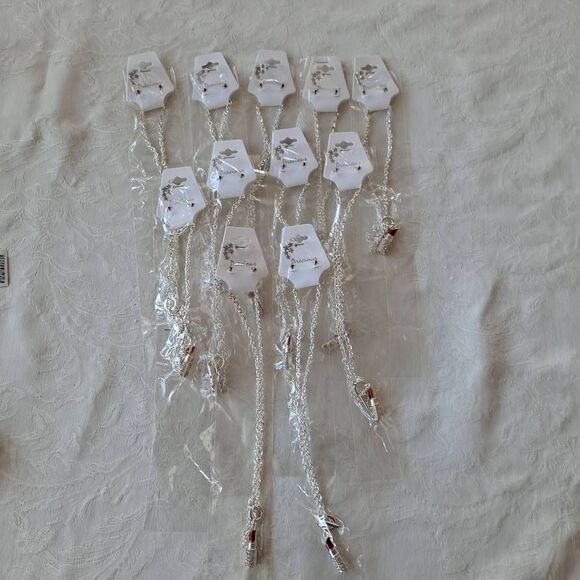 11 Adorable lipstick necklaces - Picture 6 of 6